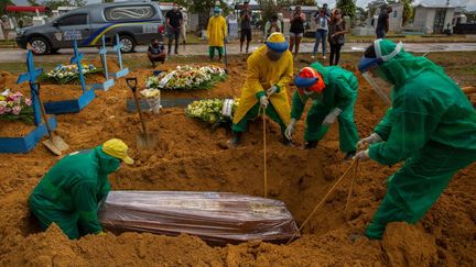 Une victime du Covid-19 est enterrée dans un cimetière de Manaus, au Brésil, le 13 janvier 2021. (MICHAEL DANTAS / AFP)