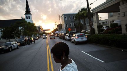 D&egrave;s le lever du soleil, des fid&egrave;les ont rejoint&nbsp;l'Emanuel African Methodist Episcopal Church, plus vieille &eacute;glise de la communaut&eacute; noire de Charleston et&nbsp;lieu embl&eacute;matique de la lutte pour les droits civiques. (DAVID GOLDMAN / AP / SIPA)