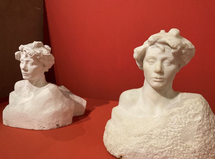 Un plâtre (à gauche) et un marbre d'Auguste Rodin, taillé par Antoine Bourdelle (VALERIE GAGET / FRANCEINFO CULTURE)