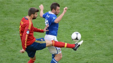 Piqué (Espagne) à la lutte avec Cassano (Italie)