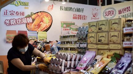 Un exposante lors de la Food Expo, à Hong Kong, le 11 août 2021. (CNSPHOTO / IMAGINECHINA / AFP)