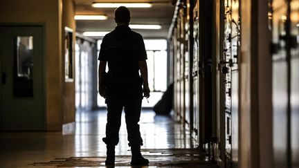 Un gardien à la prison de Gradignan près de Bordeaux (Gironde), le 3 octobre 2022. (THIBAUD MORITZ / AFP)