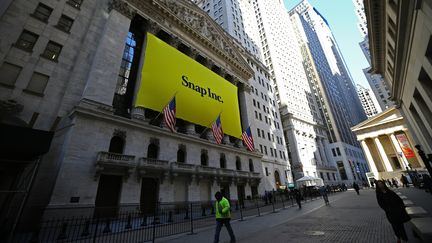 Une bannière Snap sur le&nbsp;New York Stock Exchange, la bourse de New York, le 2 mars. (VOLKAN FURUNCU / ANADOLU AGENCY)