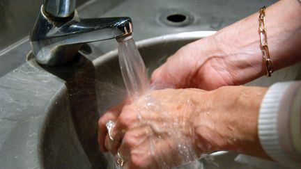 De l'eau coule d'un robinet dans un évier. (MAXPPP)