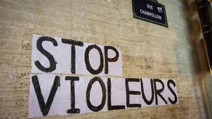 Le message "Stop violeurs" collé sur un mur dans une rue de Paris, le 12 novembre 2019.&nbsp; (AMAURY CORNU / HANS LUCAS / AFP)