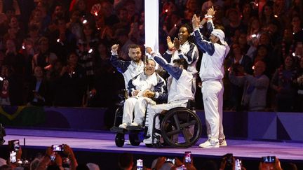 VIDEO. La championne paralympique Aurélie Aubert éteint la flamme, les Jeux de Paris sont officiellement clos