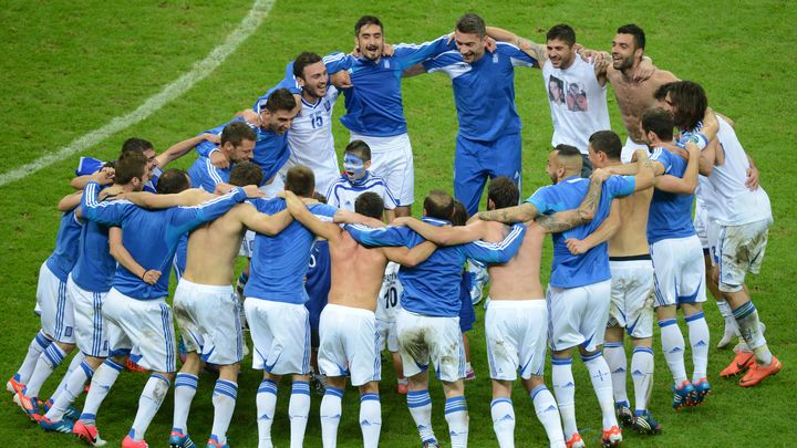 La "danse de la joie" des Grecs apr&egrave;s leur victoire contre la Russie, le 16 juin 2012.&nbsp; (DIMITAR DILKOFF / AFP)