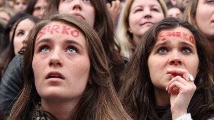 Des supportrices de Nicolas Sarkozy, fig&eacute;es &agrave; l'annonce du r&eacute;sultat &agrave; "La Mutualit&eacute;" &agrave; Paris. (JACQUES DEMARTHON / AFP)