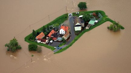 Des maisons d'Eilenburg (Allemagne) sont encercl&eacute;es par les eaux en crue de la rivi&egrave;re Mulde, le 3 juin 2013. (JENS WOLF / DPA / AFP)