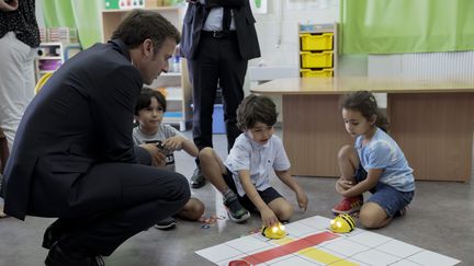 Emmanuel Macron en visite dans l’école élémentaire marseillaise Menpenti, choisie pour tester le projet École du futur, le 2 juin 2022. (TOMASELLI ANTOINE / MAXPPP)