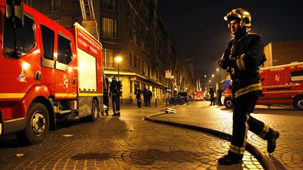 Un pompier en intervention &agrave; Aubervilliers (Seine-Saint-Denis), pr&egrave;s de Paris, le 30 mars 2013. (THOMAS COEX / AFP)