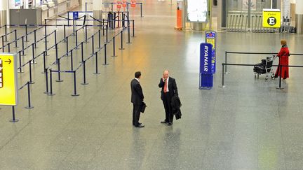 Des passagers dans le hall de l'aéroport de Gatwick (Royaume-Uni), le 17 avril 2010.&nbsp; (MAXPPP)