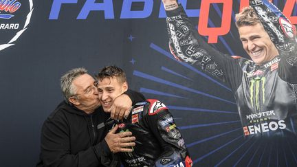 Fabio Quartararo célèbre son titre de champion du monde avec son père, dimanche 25 octobre. (GIGI SOLDANO / AFP)