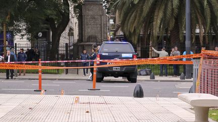 La police a sécurisé&nbsp;l'endroit où des tirs ont visé un député et un fonctionnaire argentins, le 9 mai 2019 à Buenos Aires. (MUHAMMED EMIN CANIK / ANADOLU AGENCY / AFP)