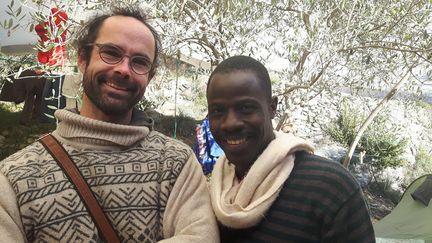 Cédric Herrou, agriculteur dans les Alpes-Maritimes, est poursuivi pour avoir accueilli chez lui plus de 200 migrants, dont Hassan, un jeune Tchadien (RADIO FRANCE / GAËLE JOLY)