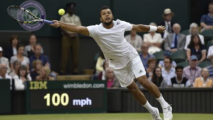 Le Fran&ccedil;ais Jo-Wilfried Tsonga affronte le Serbe Novak Djokovic en huiti&egrave;mes de finale &agrave; Wimbledon (Londres), le 30 juin 2014. (TOBY MELVILLE / REUTERS)