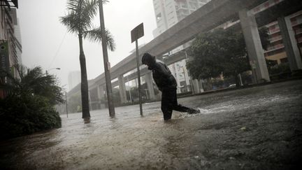 Un habitant de Miami (Floride, Etats-Unis) traverse les inondations pendant le passage d'Irma, le 10 septembre 2017. (CARLOS BARRIA / REUTERS)