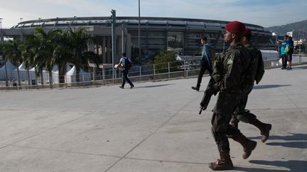 Des militaires patrouillent devant le stade du Maracana, &agrave; Rio de Janeiro (Br&eacute;sil), le 9 juillet 2016. (CHRISTOPHE SIMON / AFP)