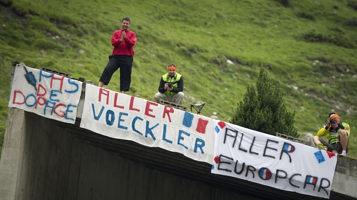 Les supporters de l'&eacute;quipe Europcar, convaincus de la propret&eacute; des coureurs de cette &eacute;quipe cycliste, sur le Tour de France, le 14 juillet 2011.&nbsp; (LIONEL BONAVENTURE / AFP)