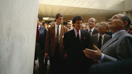 Ieoh Ming Pei (au centre) lors de l'inauguration de la pyramide du Louvre, en 1989, entre Jack Lang et François Mitterrand. (BERNARD BISSON / SYGMA / GETTY IMAGES)