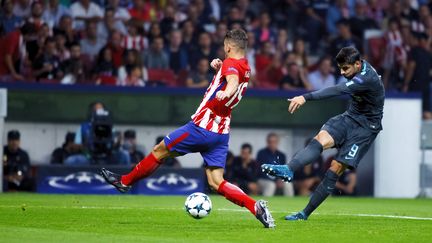 Diego Godin (Atlético Madrid) s'interpose sur un tir d'Alvaro Morata (Chelsea) (GUILLERMO MARTINEZ / ANADOLU AGENCY)