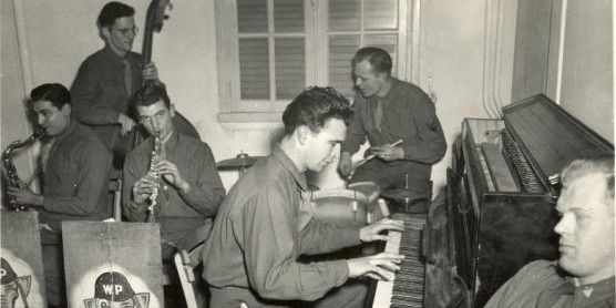 Dave Brubeck au piano avec le Wolf Pack
 (Brubeck Collection, University of Pacific, Stockton, CA)