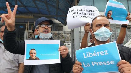 Manifestation devant le siège du quotidien "Liberté" à Alger, le 25 avril 2021,&nbsp;pour la&nbsp;libération&nbsp;de Rabah Kareche. (- / AFP)