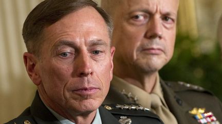 David Petraeus (au centre) et John Allen (&agrave; dr.), le 28 avril 2011. (SAUL LOEB / AFP)