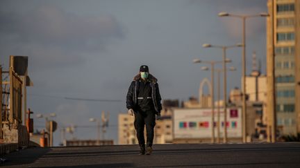 Un policier patrouille dans les rues de la ville de Gaza confinée, le 8 avril 2020. (MOHAMMED SABER / EPA)