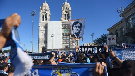 Les supporters marseillais arrivent à la cathédrale de la Major pour l'enterrement de Bernard Tapie, le 8 octobre 2021, à Marseille. (CLEMENT MAHOUDEAU / AFP)