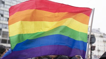 Un drapeau arc-en-ciel, symbole du mouvement LGBT, le 27 novembre 2022 lors d'une manifestation en France. (FIORA GARENZI / HANS LUCAS)