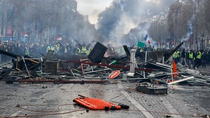 Une barricade des "gilets jaunes" sur les Champs-Elysées à Paris samedi 24 novembre (OLIVIER CORSAN / MAXPPP)