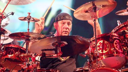 Neil Peart, le&nbsp;batteur du groupe de rock canadien Rush, lors d'un concert le 30 novembre 2012 à San Antonio (Texas, Etats-Unis). (GARY MILLER / FILMMAGIC / GETTY IMAGES)