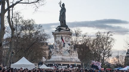 La statue de la place de la République, à Paris, où se rassemblent les manifestants du mouvement "Nuit debout", le 7 avril 2016. (YANN KORBI / CITIZENSIDE / AFP)