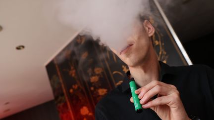 Les pays européens légifèrent de plus en plus sur la vente des cigarettes électroniques jetables. (JEAN-FRANCOIS FREY /PHOTOPQR/L'ALSACE/ MAXPPP)