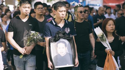 Des membres de la communauté chinoise d'Aubervilliers (Seine-Saint-Denis) manifestent le 14 août 2016 après la mort d'un de leurs membres, agressés quelques jours plus tôt. (DENIS MEYER / HANS LUCAS / AFP)