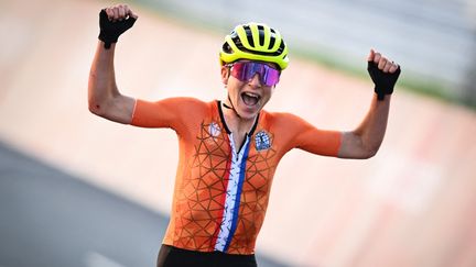 La Néerlandaise Annemiek van Vleuten, alors persuadée de remporter le titre olympique de cyclisme sur route.&nbsp; (JASPER JACOBS / BELGA MAG)