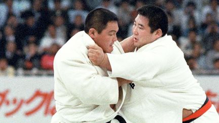 Hitoshi Saito (à droite) face à Yasuhiro Yamashita en avril 1985 (KYODOWC126361.JPG K/NEWSCOM/SIPA / SIPA USA)