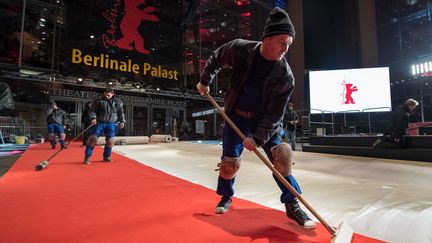 La 67e Berlinale sort le tapis rouge avant l'ouverture, le 9 février 2017. (BERND VON JUTRCZENKA / DPA)