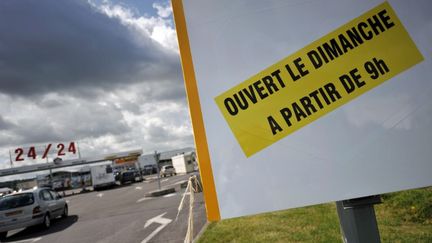 Un panneau indique l'ouverture d'un magasin le dimanche sur le parking&nbsp;d'un supermarch&eacute; &agrave; Cabourg (Calvados), le 24 juillet 2009. (MYCHELE DANIAU / AFP)