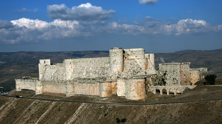 Le fameux Krak des Chevaliers, perch&eacute; sur la route qui relie Homs &agrave; Tartous, en octobre 2005. Le conflit syrien menace le site, pr&egrave;s de mille ans apr&egrave;s sa construction. (OLIVER BERG / DPA / AFP)