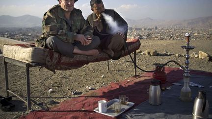 Des policiers afghans fument le narguil&eacute; &agrave; un point de contr&ocirc;le pr&egrave;s de Kaboul (Afghanistan), le 25 novembre 2013. (ANJA NIEDRINGHAUS / AP / SIPA)