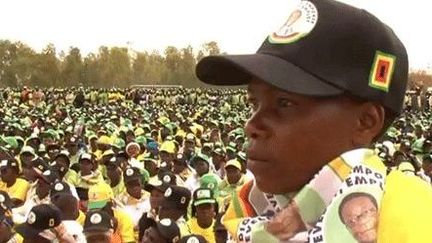 Supporters de Robert Mugabe, de nouveau en campagne pour la présidentielle du 31 juillet 2013 au Zimbabwe. (AFP/FTV)