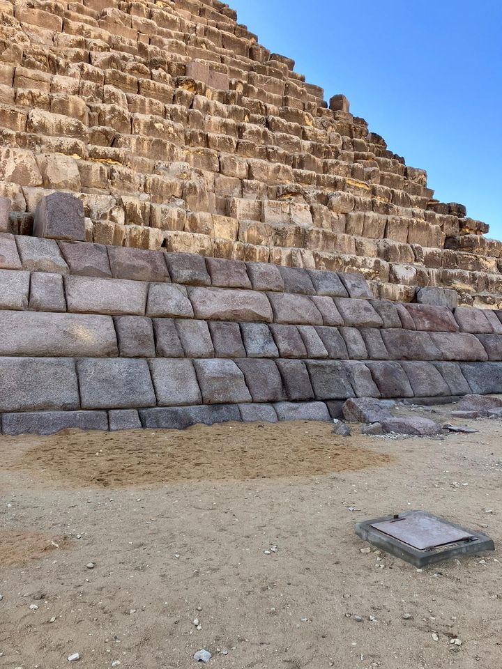 The cavity, dug at the foot of the pyramid of Mykerinos, has been filled in.  (ALICE MORENO / FRANCEINFO)