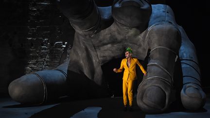 Thomas Jolly joue dans la pièce Thyeste de Sénèque, le 5 juillet 2018, pendant le Festival d'Avignon.&nbsp; (BORIS HORVAT / AFP)