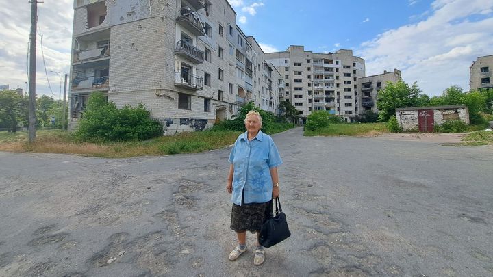 Olga a perdu son appartement dans les bombardements à Borodyanka en Ukraine, le 10 juin 2024. (VIRGINIE PIRONON / RADIO FRANCE)