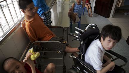 et malformations attendent de déjeuner dans le Village de la paix de l'hôpital de Tu Du, à Hô Chi Minh (sud). La plupart d’entre eux sont orphelins ou ont été abandonnés à la naissance. Il existe onze autres villages de la sorte au Vietnam. (REUTERS/Damir Sagolj )