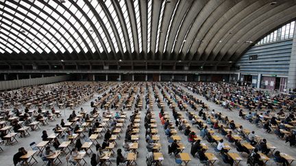 Des candidats pour le concours d'entrée en fac de médecine, à Nice, le 22 mai 2012. (CYRIL DODERGNY / MAXPPP)