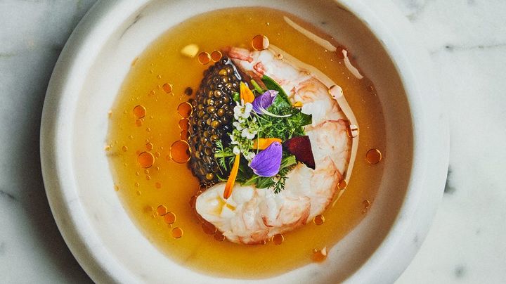 La langoustine herbes et fleurs au caviar, un des plats signature du chef étoilé Grégory Garimbay qui marie ici la minéralité, le végétal et le iodé. (SAINT JAMES)