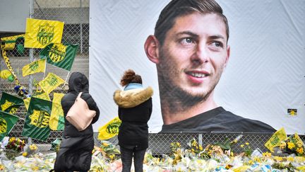 Des fleurs déposées devant un portrait géant d'Emiliano Sala, le 8 février 2019 à Nantes (Loire-Atlantique). (LOIC VENANCE / AFP)